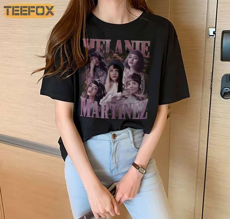 T-Shirt Unisex Melanie Martinez 'Fata Seduta' - Nera, Licenza Ufficiale Rock Off, Cotone Morbido, Taglie S-XXL