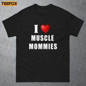 I Love Muscle Mommies Short Sleeve T Shirt