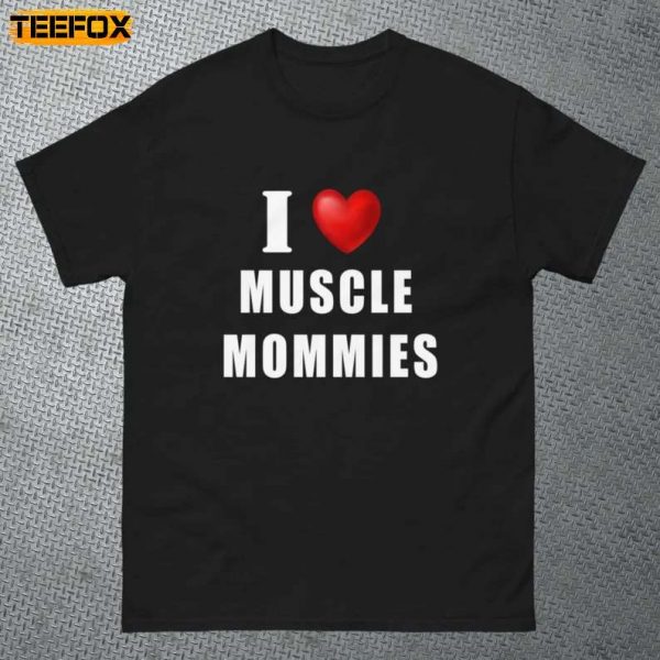 I Love Muscle Mommies Short Sleeve T Shirt